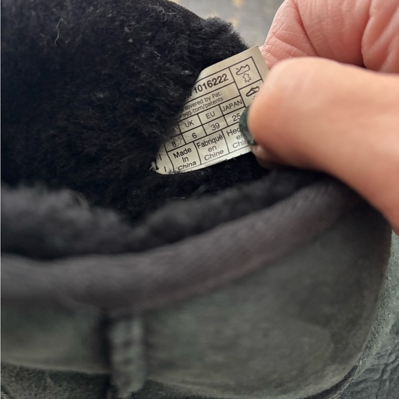 UGGS - Black Low Top Boots
Pre-loved
Size 8 - Picture 4 of 7